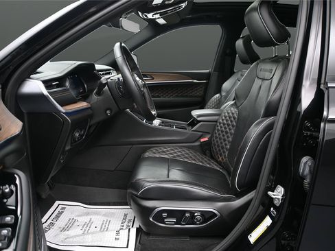 Used 2022 Jeep Grand Cherokee Summit AWD/4WD image 8