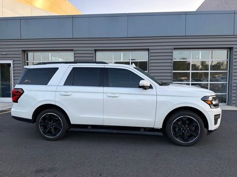 Used 2024 Ford Expedition Limited AWD/4WD image 3