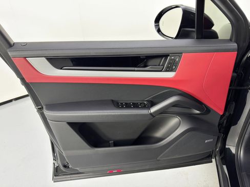 Used 2024 Porsche Cayenne image 45