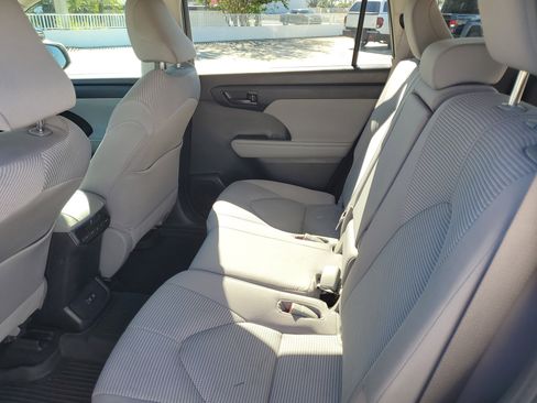 Used 2021 Toyota Highlander LE image 10