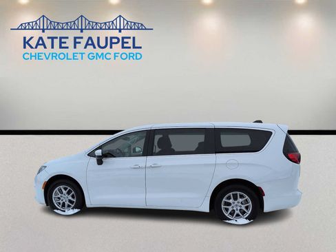 Used 2023 Chrysler Voyager LX FWD image 4