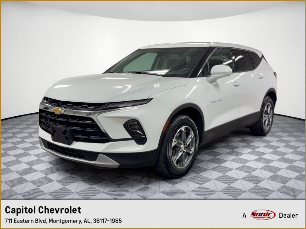 Used 2025 Chevrolet Blazer LT FWD image 1