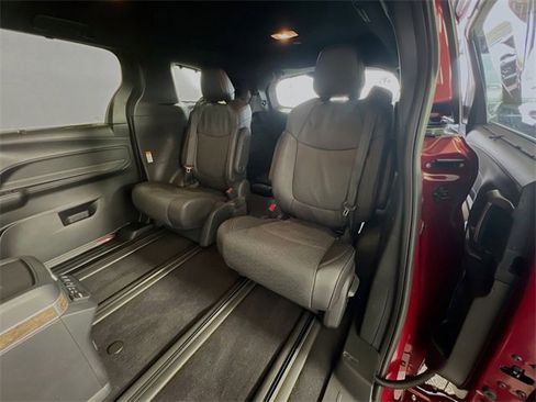 Used 2025 Toyota Sienna Platinum image 26