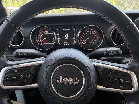 Used 2021 Jeep Gladiator Overland AWD/4WD image 18