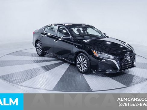 Used 2025 Nissan Altima 2.5 SV FWD image 14