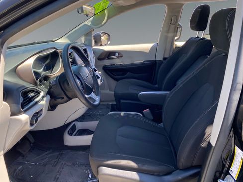 Used 2022 Chrysler Voyager LX FWD image 9