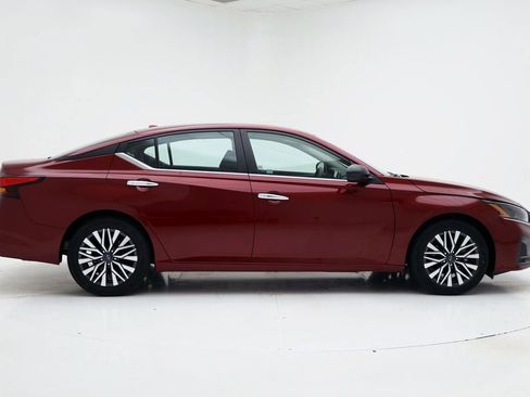 Used 2024 Nissan Altima 2.5 SV image 3