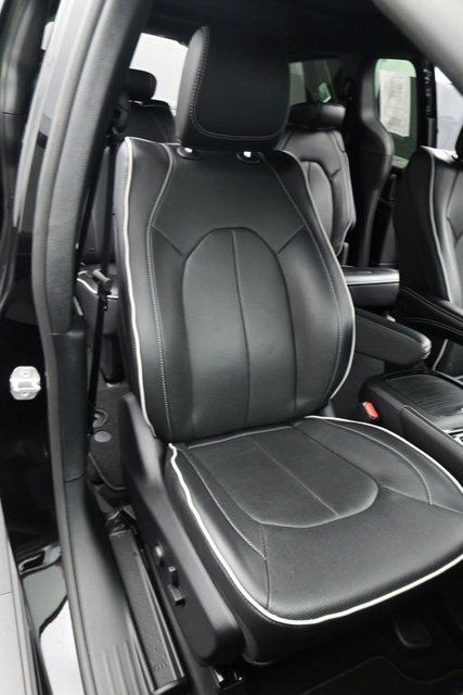 Used 2026 Chrysler Pacifica Limited FWD image 16
