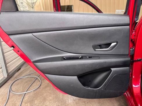 Used 2021 Hyundai Elantra SE FWD image 17