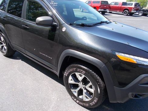 Used 2016 Jeep Cherokee Trailhawk image 11
