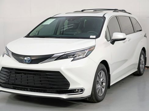 Used 2023 Toyota Sienna XLE w/ XLE Plus Package image 45