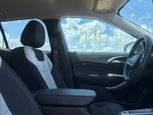 Used 2025 Chevrolet Trax LS FWD image 27