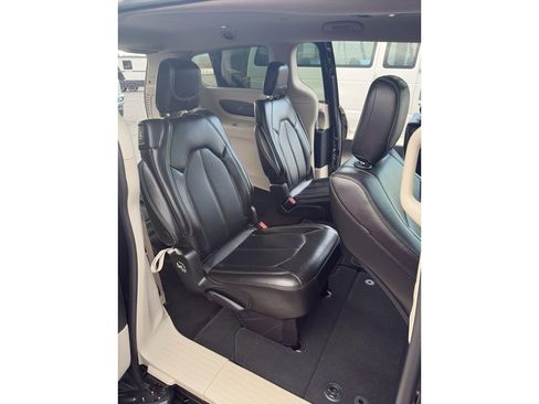 Used 2024 Chrysler Pacifica Touring-L image 7