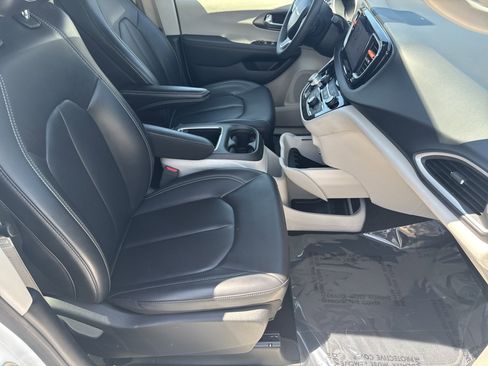 Used 2023 Chrysler Pacifica Touring-L FWD image 15