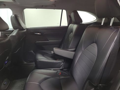 Used 2022 Toyota Highlander XLE AWD/4WD image 32