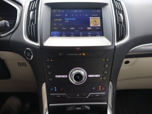 Used 2020 Ford Edge Titanium w/ Equipment Group 301A AWD/4WD image 18