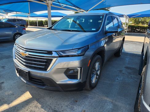 Used 2023 Chevrolet Traverse LT FWD image 2