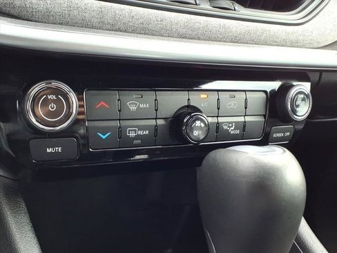 Used 2024 Jeep Compass Latitude image 13