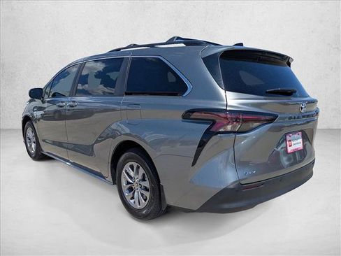 Certified 2026 Toyota Sienna XLE FWD image 8
