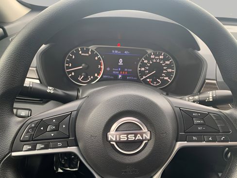 Used 2025 Nissan Altima 2.5 SV image 13