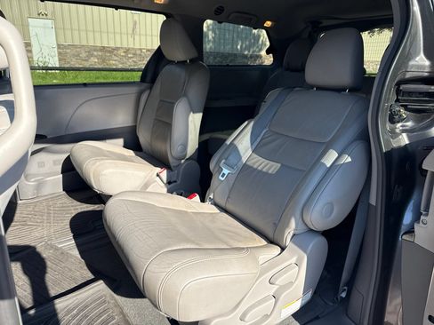 Used 2015 Toyota Sienna XLE w/ XLE Navigation Package FWD image 16