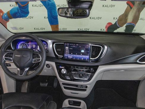 Used 2024 Chrysler Pacifica Touring-L FWD image 3