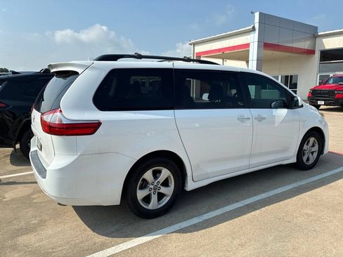 Used 2019 Toyota Sienna LE w/ LE Preferred Package FWD image 2