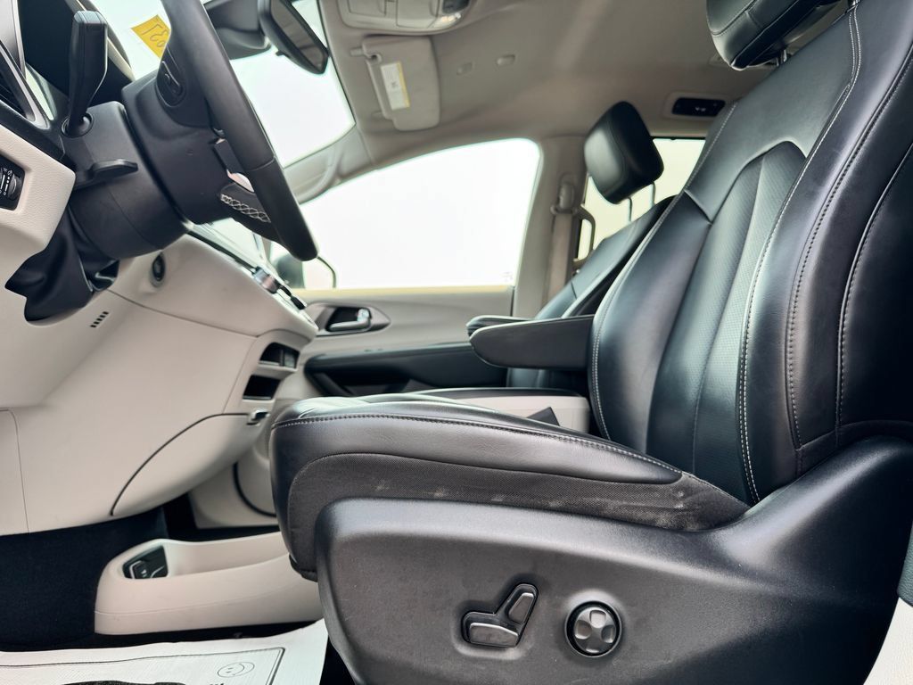Used 2023 Chrysler Pacifica Touring-L AWD/4WD image 19