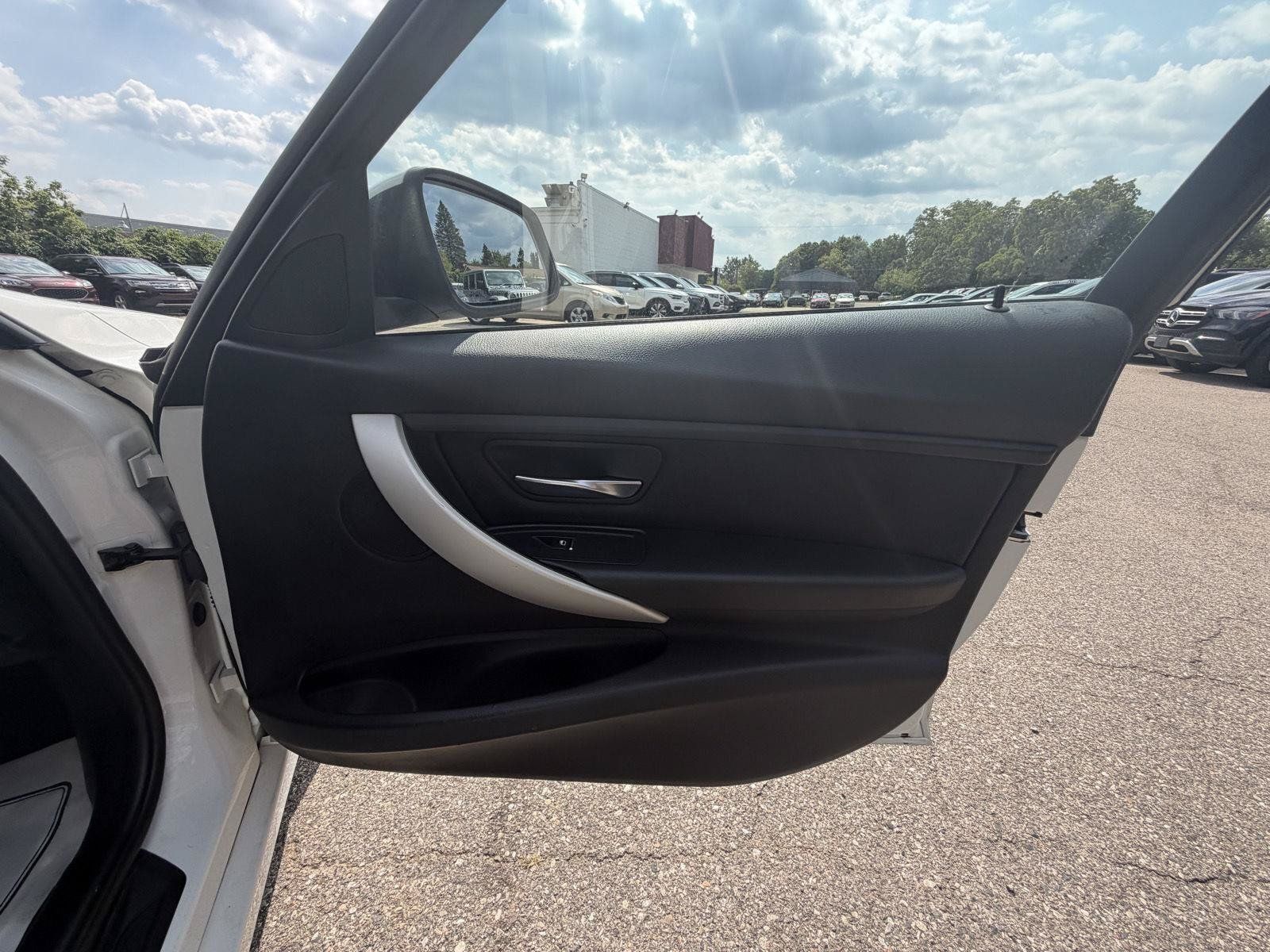 Used 2018 BMW 320i xDrive Sedan AWD/4WD image 24