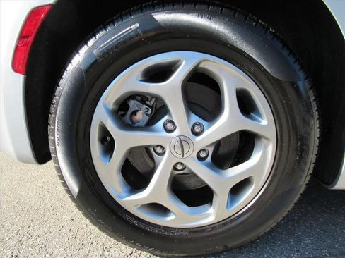 Certified 2024 Chrysler Pacifica Limited AWD/4WD image 8