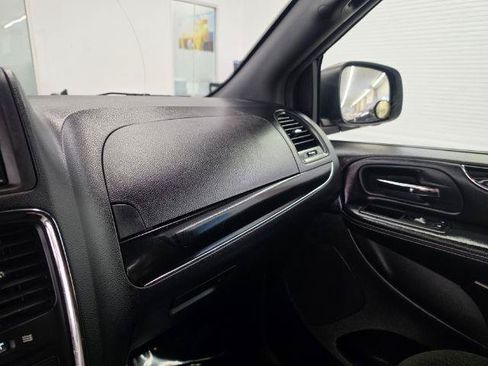 Used 2018 Dodge Grand Caravan SE FWD image 11