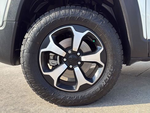 Used 2019 Jeep Renegade Trailhawk image 11