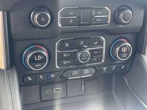 Used 2024 Chevrolet Suburban Premier RWD image 18