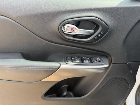 Used 2021 Jeep Cherokee Limited AWD/4WD image 17
