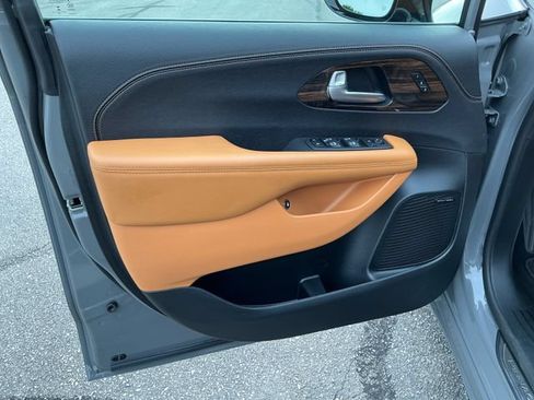 Used 2023 Chrysler Pacifica Pinnacle FWD image 30
