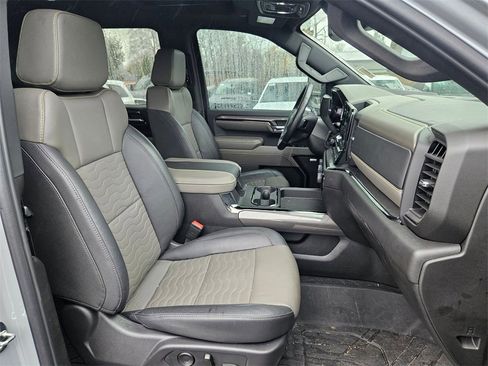 Used 2024 Chevrolet Silverado 2500 ZR2 image 18