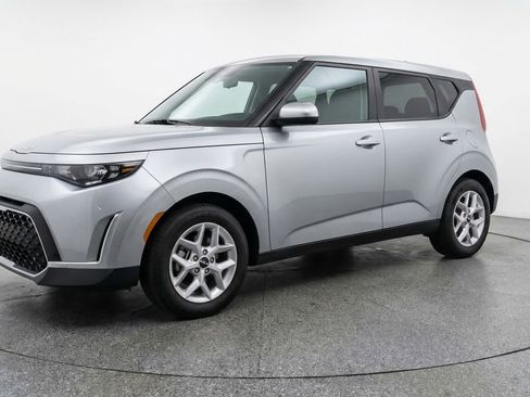 Used 2025 Kia Soul LX w/ LX Technology Package FWD image 3
