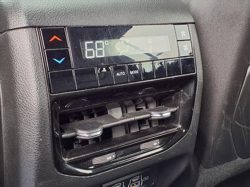 Used 2023 Jeep Grand Cherokee L Laredo image 11