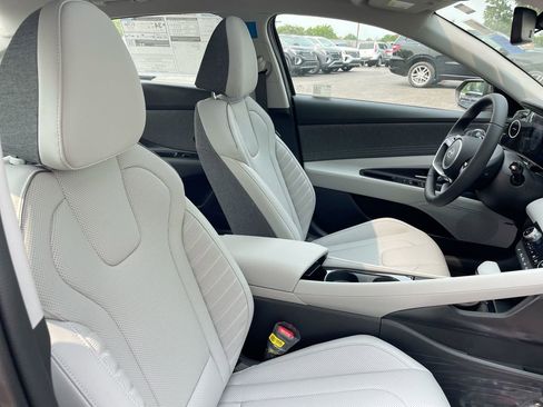 New 2025 Hyundai Elantra Limited image 50