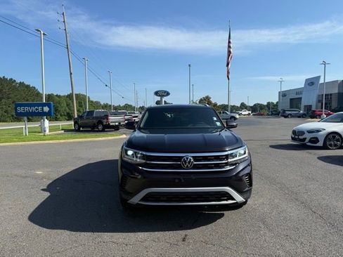 Used 2020 Volkswagen Atlas Cross Sport SE w/ Panoramic Sunroof Package FWD image 2