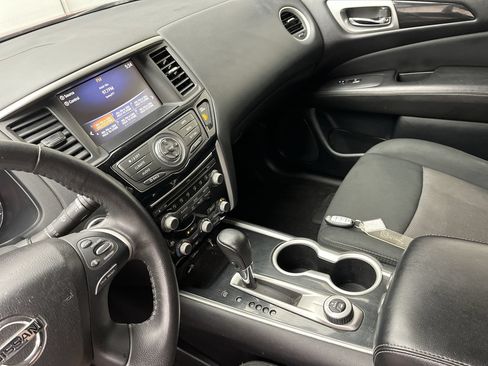 Used 2020 Nissan Pathfinder SV AWD/4WD image 17
