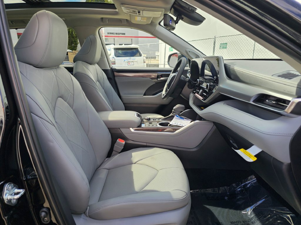 New 2026 Toyota Highlander Platinum AWD/4WD image 10