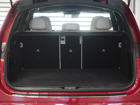 Used 2024 Mercedes-Benz GLC 300 4MATIC image 30