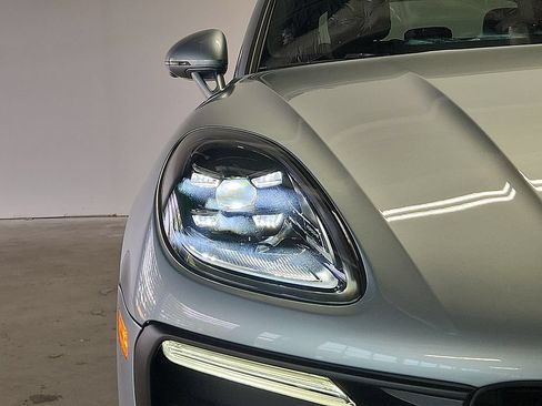 Certified 2026 Porsche Macan AWD/4WD image 8
