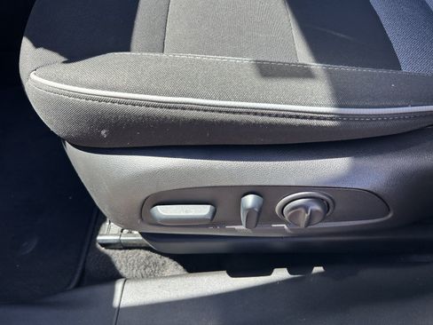 Used 2025 Chevrolet TrailBlazer LT w/ Convenience Package FWD image 11