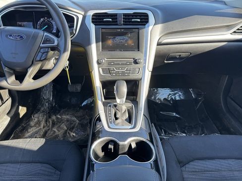 Used 2016 Ford Fusion SE image 2