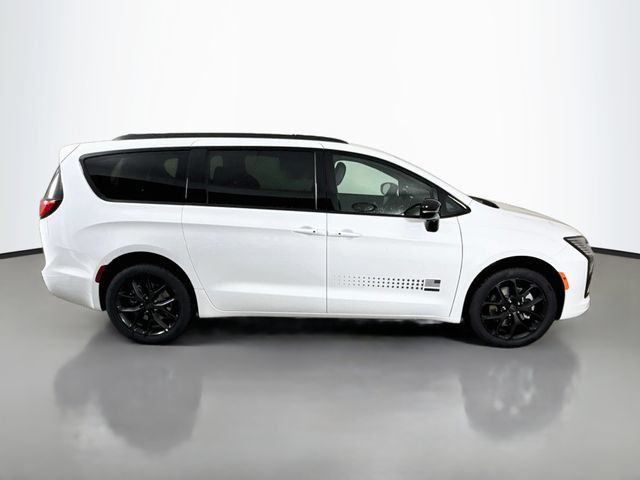 New 2027 Chrysler Pacifica Select AWD/4WD image 8