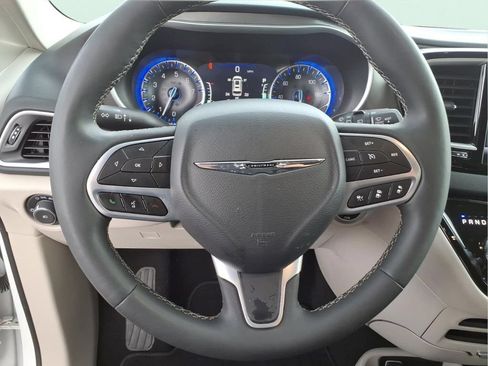 Used 2024 Chrysler Pacifica Touring-L FWD image 19