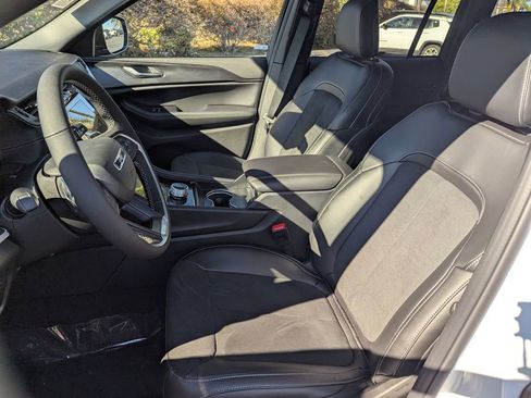 New 2025 Jeep Grand Cherokee Altitude image 11