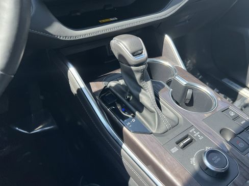 Used 2024 Toyota Highlander Limited AWD/4WD image 29